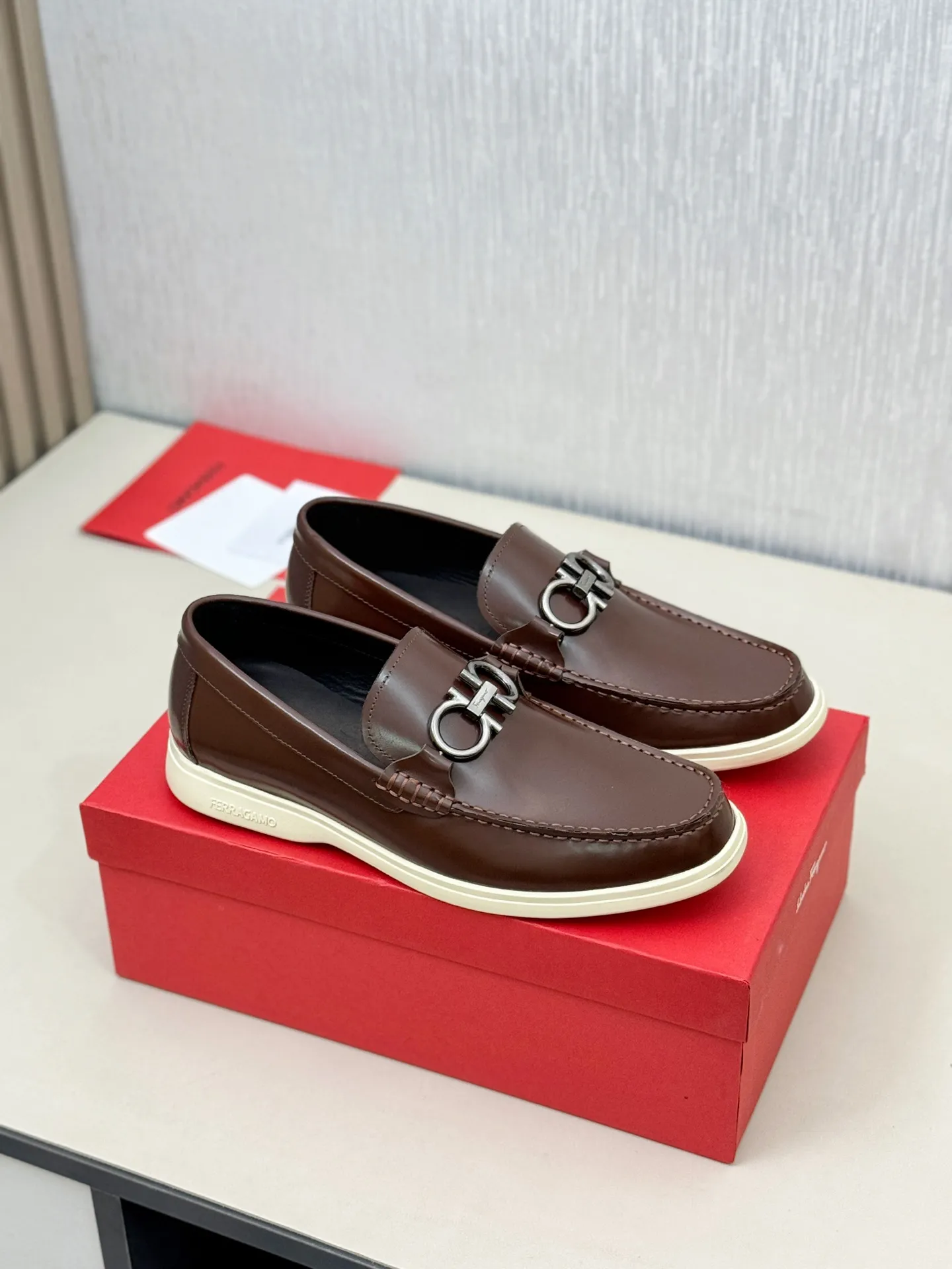 [Ferragamo] P: 580💰 Number of yards: 38~44 (45 orders are non-returnable) Ferragam's new men's driving shoes, the fabric is made of imported cowhide, with visible texture, heavy industrial stitching, dyed calfskin inside, standard logo cowhide feet, big-name experience, soft and comfortable on the feet, a men's favorite, special non-slip and wear-resistant rubber soles, easy to handle various occasions, with original box packaging!